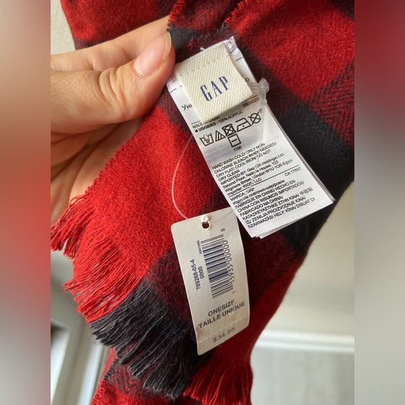 🦋 2/$20 Gap Buffalo plaid scarf NWT - Picture 2 of 4